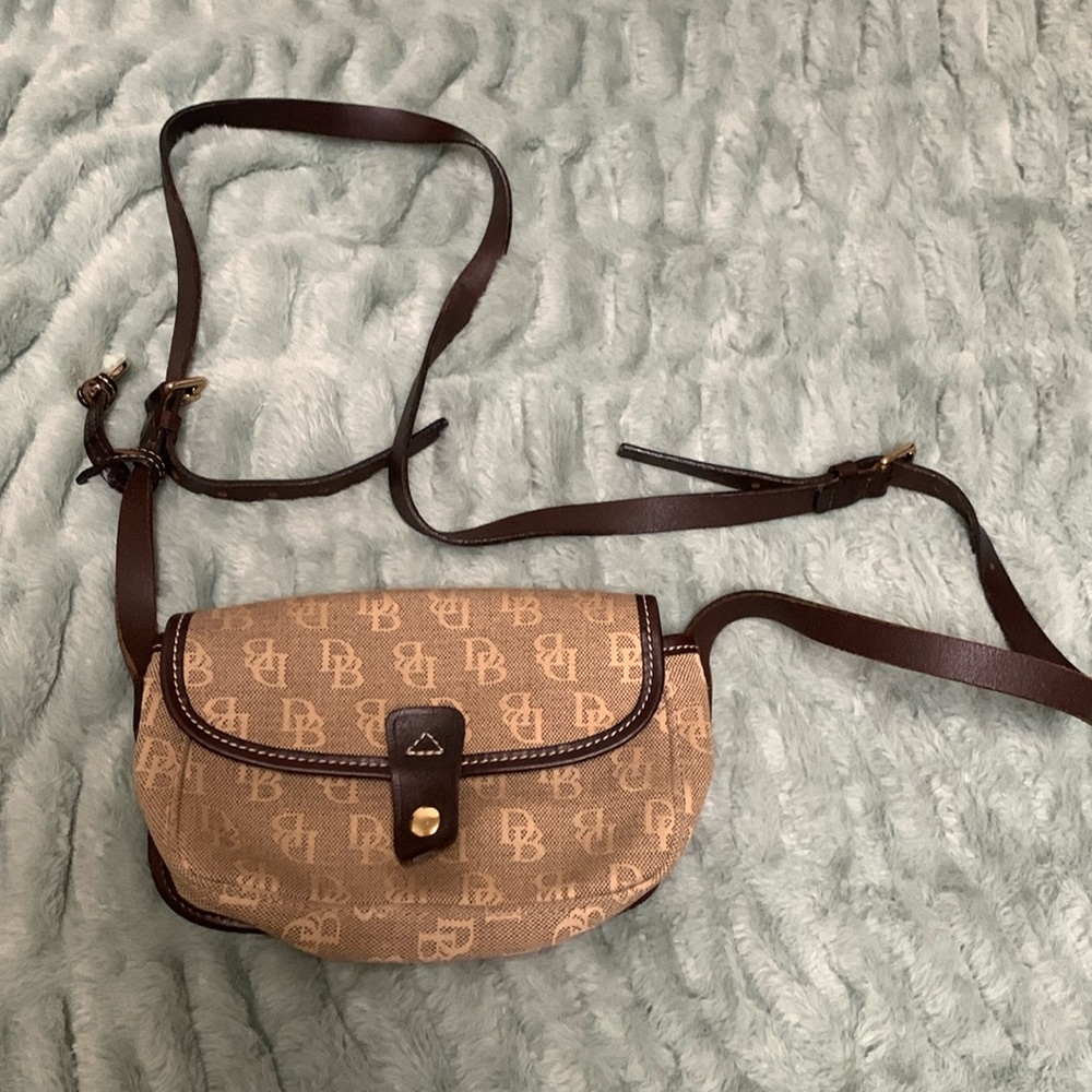 Vintage Dooney and Bourke women’s shoulder bag